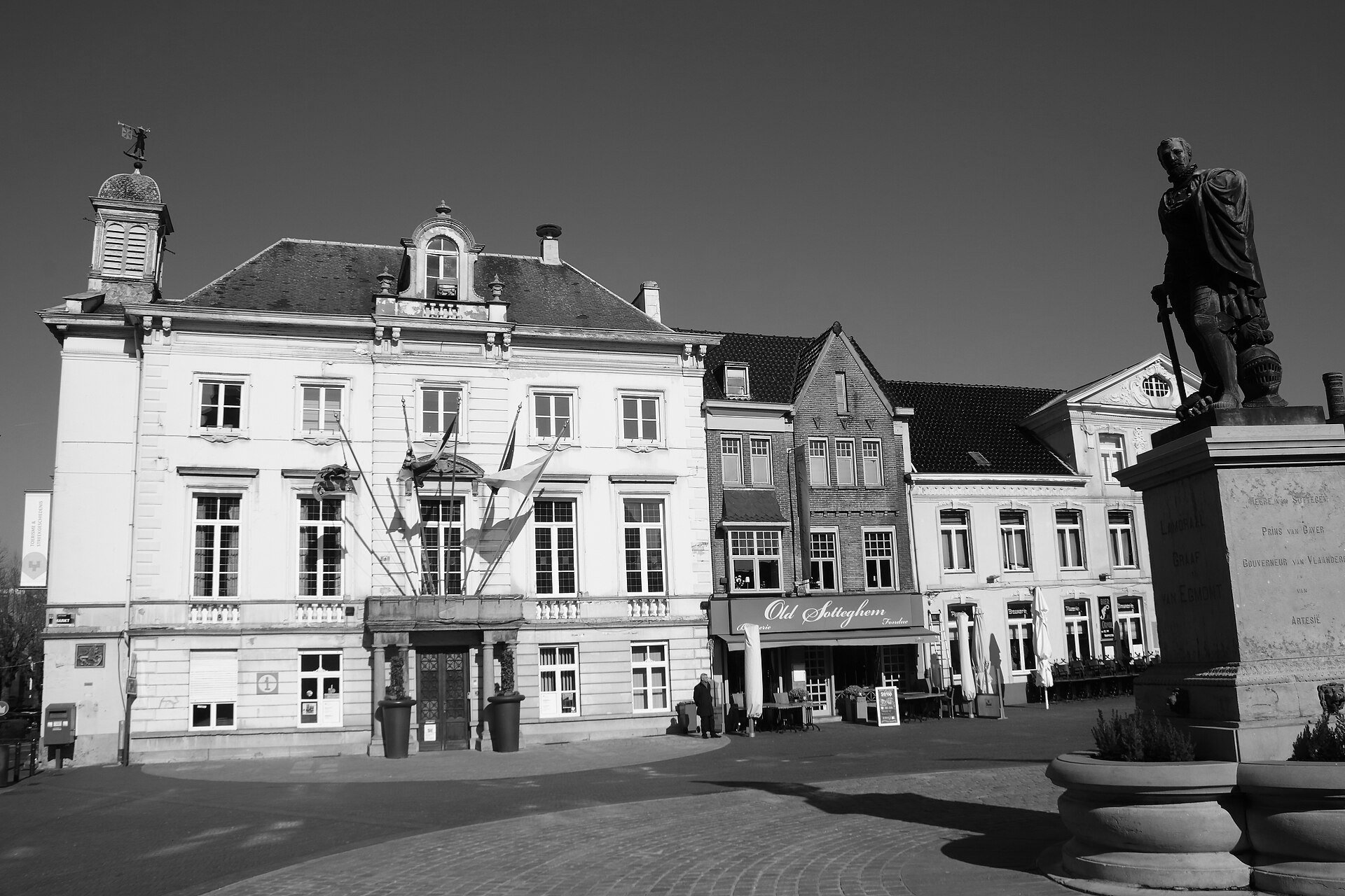 Markt van Zottegem met het stadhuis en het standbeeld van graaf Egmont